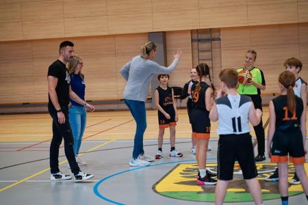 Fotoreport charitativní den s basketbalem - Každý koš pomáhá